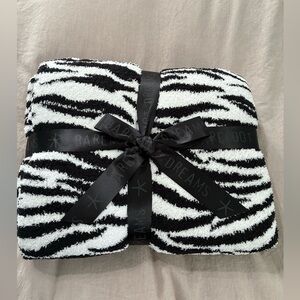 Barefoot Dreams Cozy Chic Cc tiger print Throw Blanket 45X60 NWT